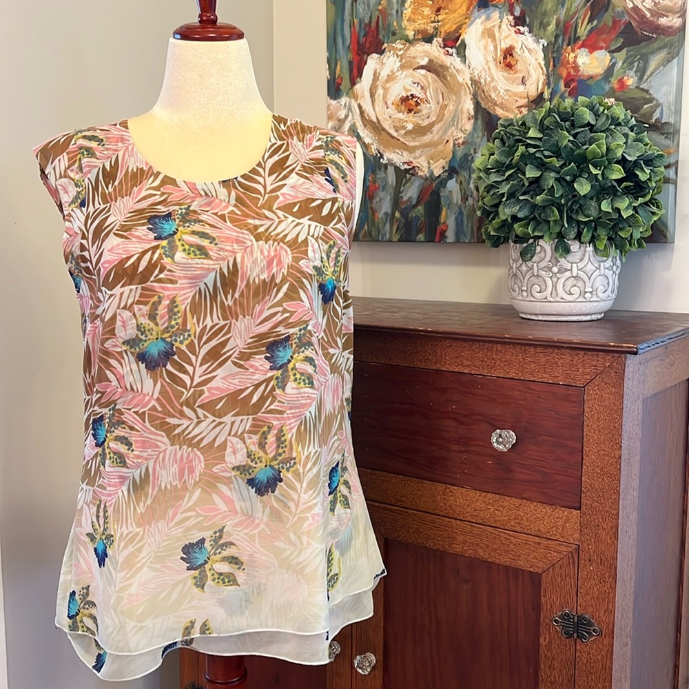 CAbi #5216 Size Medium Tropical Print Parlor Top Split Back Sleeveless Blouse